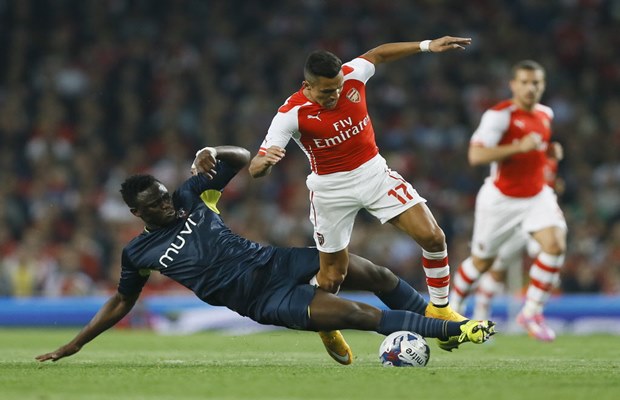 link Arsenal's Alexis Sanchez, right, competes for the ball with Southampton's Victor Wanyama during the English League Cup soccer match between Arsenal and Southampton at Emirates Stadium in London, Tuesday, Sept. 23, 2014. (AP Photo/Kirsty Wigglesworth) ORG XMIT: LKW105 uliza
