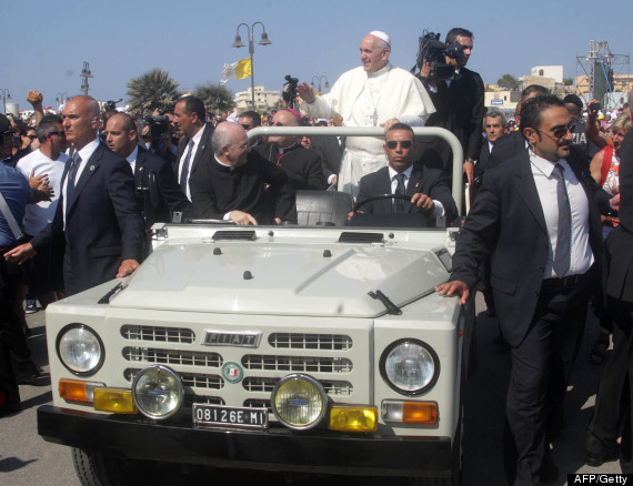 link Poep Francis (C) waves to faithful as he arrives to lead a mass during his visit to the island of Lampedusa, a key destination of tens of thousands of would-be immigrants from Africa, on July 8, 2013. Pope Francis called for an end to "indifference" to the plight of refugees on Monday on a visit to an Italian island where tens of thousands of migrants from Africa and the Middle East first reach Europe. AFP PHOTO / MARCELLO PATERNOSTROMARCELLO PATERNOSTRO/AFP/Getty Images uliza
