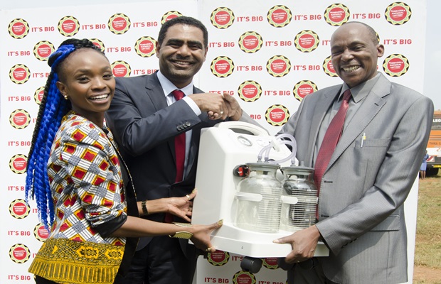 link Hussein Mohammed, CEO Pambazuka National Lottery (center) with Dr. Kimani Ngige( left), Medical Superintendent, Maragua Level 4 District hospital and Stella Mwangi 'STL' during the handing over of medical equipment worth over Kshs.7 million by Pambazuka National Lottery. uliza